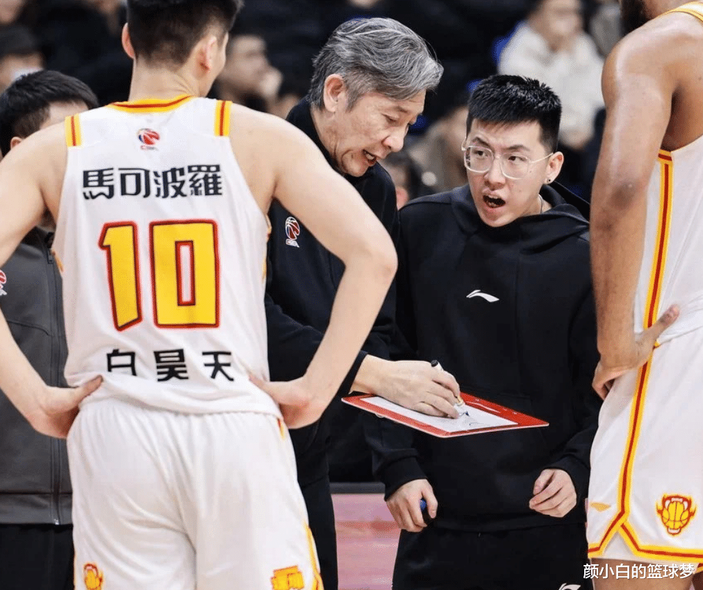 包含深圳男篮训练开放日，集结日队长鼓劲引欢呼，CBA常规赛在即，细节决定成败的词条-九游网站