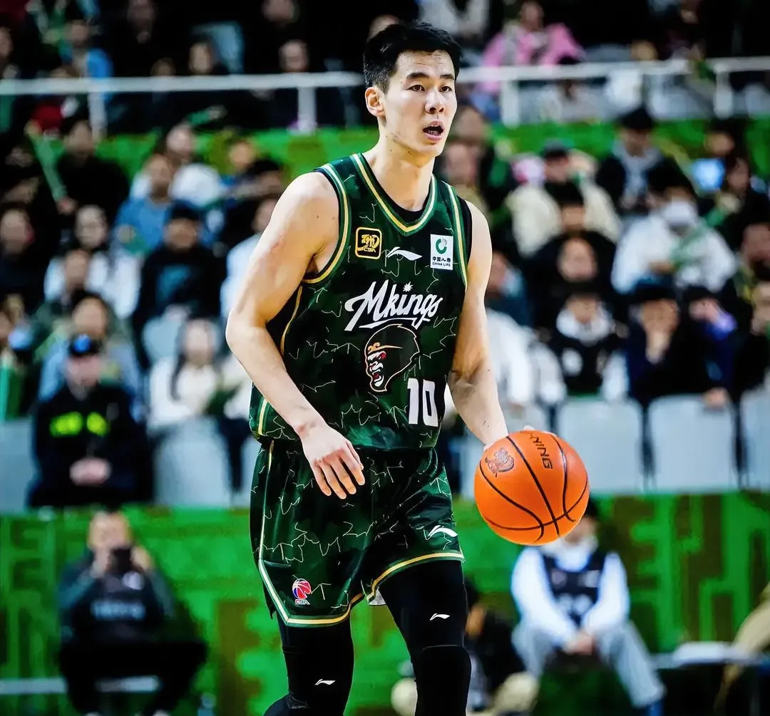 包含清晨成都蓉城备战CBA季后赛，迎来里程碑细节曝光，气氛紧张，年轻球员得到机会的词条-九游娱乐